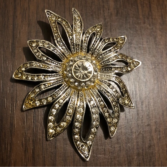 Vintage Silver BROOCH PIN Flower / Faux Diamonds - Picture 2 of 15